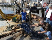ÇANAKKALE BOĞAZı - Balıkçı teknesinin ağlarına 'uçak pervanesi' takıldı