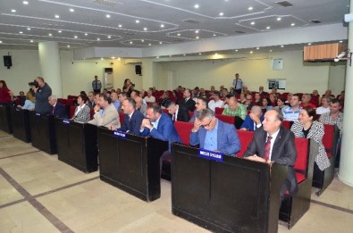 CHP'den İhraç Edilen Meclis Üyesi, CHP'li Belediyeyi Topa Tuttu