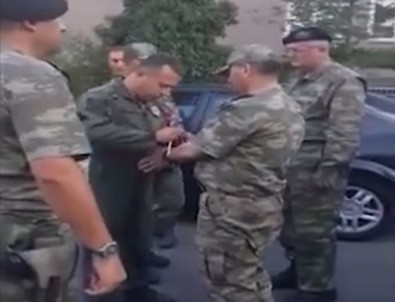 Darbeci albaya tokat gibi yanıt!