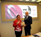 Dr. Mumcu'dan Başarılı Sporcuya Plaket