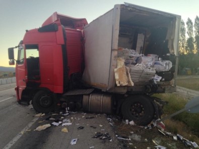 Kaza Yapan TIR'ın Kasasından 70 Bin Paket Kaçak Sigara Ele Geçirdi