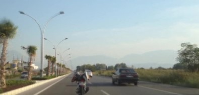 Motosiklet Sürücüsünün Trafikte Tehlikeli Şovu