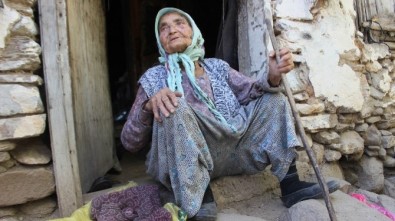 Yaşlı Kadının Dağda Çile Dolu Hayatı