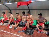 Yedek Kulübesi Yarı Çıplak