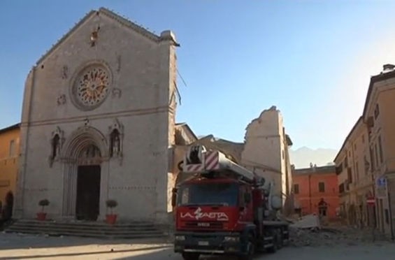 İtalya şiddetli depremle sarsıldı!