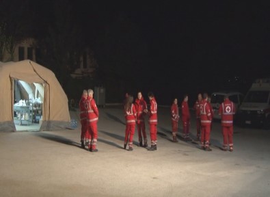 Depremin Vurduğu Kasabada Halk Evlerini Terk Ediyor