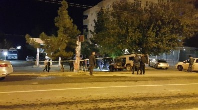 Diyarbakır'da Benzinlikte Bekleyen Zırhlı Araca Roketli Saldırı Açıklaması 1'İ Ağır, 3 Yaralı