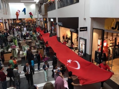 Forum Magnesia'da Dev Bayrak Yürüyüşü Yapıldı