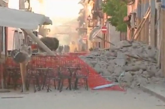 İtalya şiddetli depremle sarsıldı!