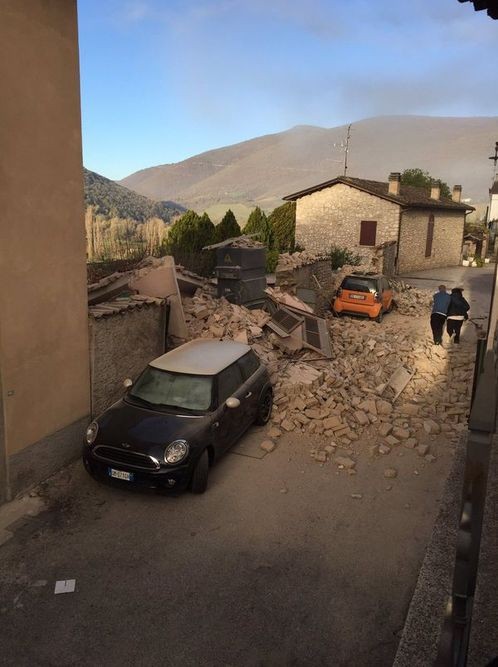 İtalya şiddetli depremle sarsıldı!