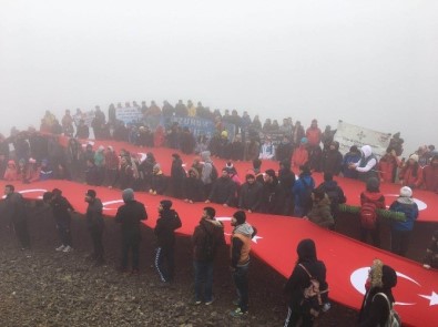 150 Metrelik Türk Bayrağı İle Zirve Tırmanışı