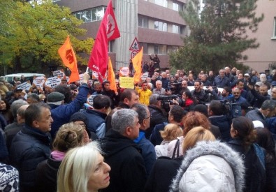 CHP'lilerden Cumhuriyet Gazetesi Önünde Protesto