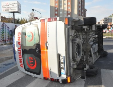 Minibüs Ambulansa Çarptı Açıklaması 3'Ü Sağlık Personeli 6 Yaralı