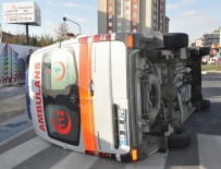 YOLCU MİNİBÜSÜ - Minibüs Ambulansa Çarptı Açıklaması 3'Ü Sağlık Personeli 6 Yaralı