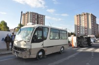 YOLCU MİNİBÜSÜ - Minibüs Ambulansa Çarptı Açıklaması 6 Yaralı
