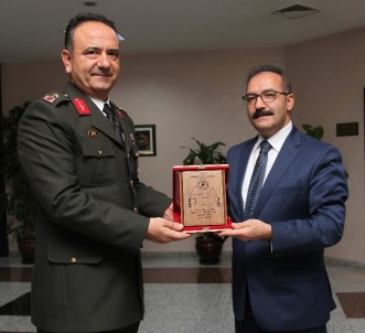 Rektör Gür'e Plaket