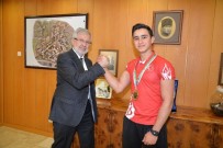 BİLEK GÜREŞİ - Rektör Ulcay, Dünya Şampiyonunu Ağırladı