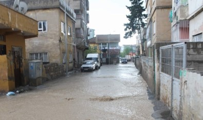 Siirt'te Yağmur Suyu Yolları Gölete Çevirdi