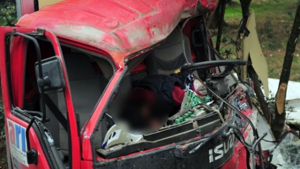 Kazada ölen şoförünün başında böyle gözyaşı döktü