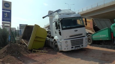 Hafriyat Kamyonun Damperi Kırılarak Devrildi