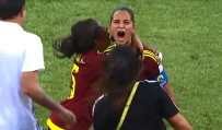 KAMERUN - Kadın futbolcu santradan gol attı