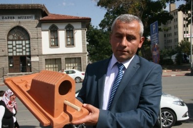 Kırılan Kiremitlerin Yerini 'Kuş Evleri' Alacak
