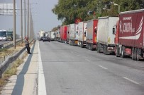 RÜŞVET OPERASYONU - Komşu Kapıyı Açtı, TIR Kuyruğu Erimeye Başladı