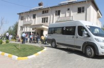 TİCARİ PLAKA - Minibüsçüler Yol Kapatıp, Belediyeyi Protesto Etti
