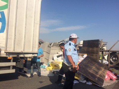 Otoyol Savaş Alanına Döndü, Kamyon Tıra Çarptı 2 Yaralı