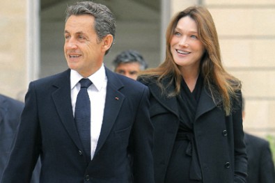 Sarkozy eşinin memelerini bakanlara sormuş!