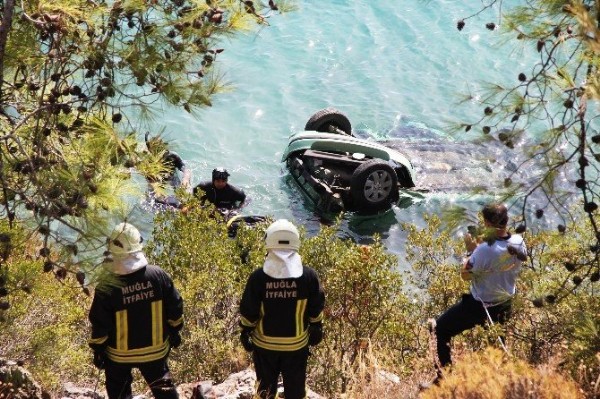 Denize uçan araç sürücüsü hayatını kaybetti