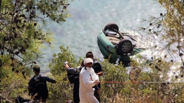 Denize uçan araç sürücüsü hayatını kaybetti