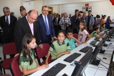 Anadolu Başsavcısı Tosun'dan Seydikemer'e 330 Bilgisayar