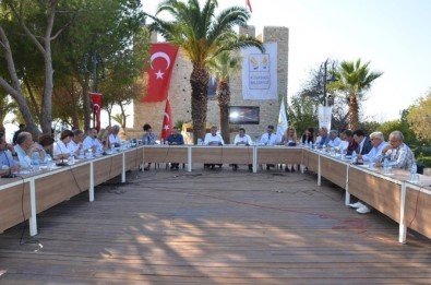 Kuşadası Belediye Meclisi Güvercinada'da Toplandı