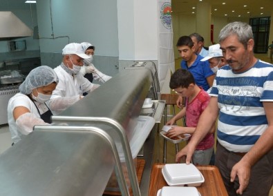 Mersin Büyükşehir Belediyesi'nden Alevilere İftar Yemeği