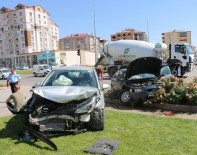 Sivas'ta İki Otomobil Kavşakta Çarpıştı Açıklaması 4 Yaralı