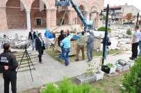 LAHİT - Zeytinlikte Bulunan Lahdin Bir Tonluk Kapağı Vinçle Açıldı