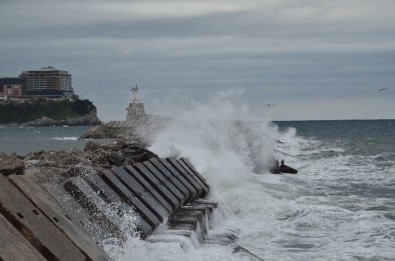 Zonguldak'ta Dalga Boyu 5 Metreyi Aştı