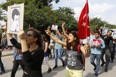 AÜ'lü Öğrenciler Şehit Halisdemir İçin Yürüdü