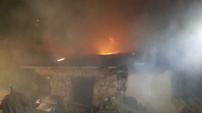 Çemişgezek'te Bir Gün Arayla 5 Ev Ve 2 Ahırı Kundakladılar