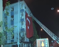 Patlamada Hasar Gören Binaya Dev Türk Bayrağı Asıldı