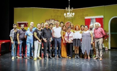 Seyhan Belediyesi Şehir Tiyatrosu 'Plastik Hayatlar' İle Sezonu Açıyor