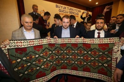Van'dan Başbakan Yıldırım'a El Yapımı Kilim