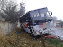 KOZYÖRÜK - Yoldan Çıkan Belediye Otobüsü Duvara Çarptı