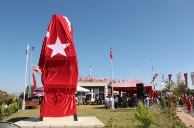 Adnan Menderes'in Heykeli Memleketi Aydın'da Törenle Açıldı