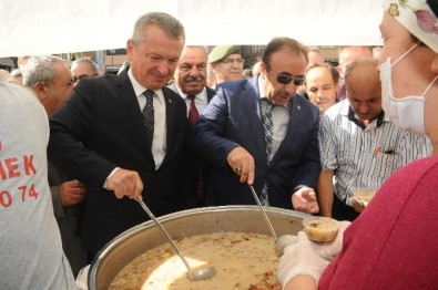Çaycuma'da Vatandaşlara Aşure Dağıtıldı