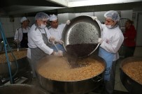AŞURE KAZANI - Dev Kazanlarda Pişirilen Aşure 10 Bin Kişiye İkram Edildi