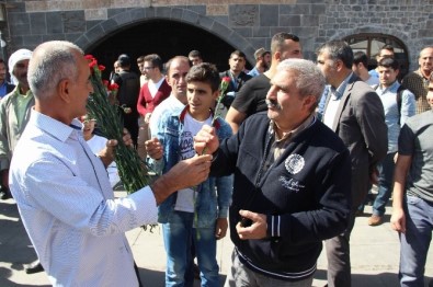 Diyarbakır'da 6-7 Ekim Olaylarında Öldürülen Yasin Börü Ve Arkadaşları Anısına Karanfil Dağıtıldı