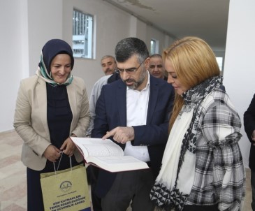 Kur'an-I Kerim Hediye Edilen Lindsay Lohan Duygusal Anlar Yaşadı