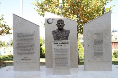 Pamukkale Üniversitesine Şehit Ömer Halisdemir'in Büstü Dikildi